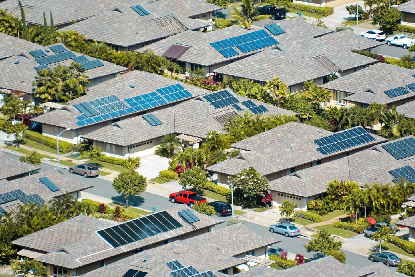 Fotovoltaico trifase o monofase_1200x800_Memodo Fotovoltaico trifase o monofase - foto dall'alto di impianti residenziali